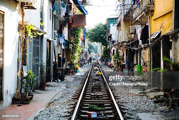 life of people who live near the railway in hanoi ancient town. - hanoi fotografías e imágenes de stock