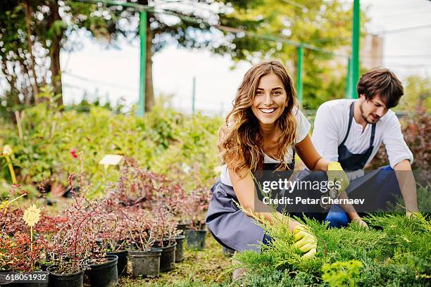 im gartenbau - smiling professional at work tools stock-fotos und bilder