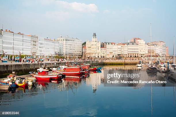 ciudad coruñesa, fachadas de galerías, skyline y antiguo puerto. - a coruña fotografías e imágenes de stock