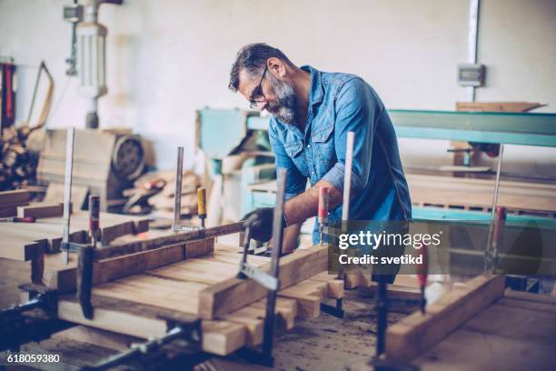 woodworker maestros - fabricantes de muebles de artesania fotografías e imágenes de stock