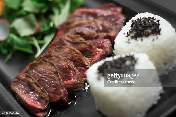 carne de vacuno de alta calidad con arroz y ensalada - hot pot dish fotografías e imágenes de stock