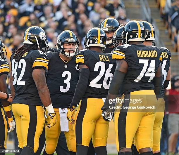 Quarterback Landry Jones of the Pittsburgh Steelers huddles with the offense, including tight end David Johnson, running back Le'Veon Bell and...