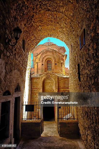 the narrow entrance of holy apostles church in pyrgi - pyrgi photos et images de collection