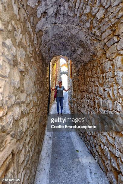happy young woman in the narrow streets of pyrgi - pyrgi photos et images de collection