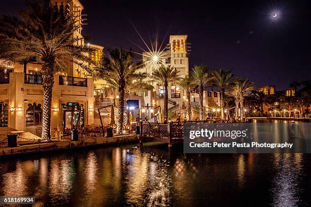 madinat jumeirah at the night - hotel madinat jumeirah stockfoto's en -beelden