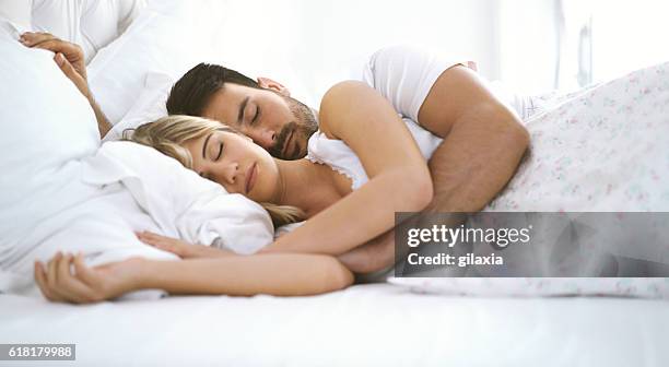 sleeping couple. - couple sleeping 個照片及圖片檔