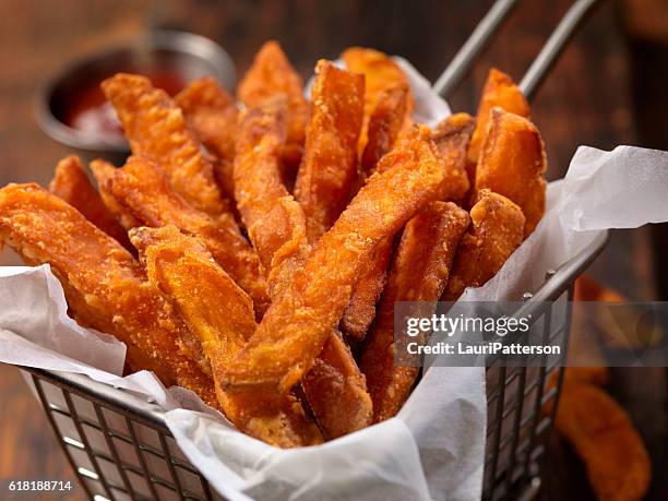 basket of sweet potato french fries - zoete aardappel stockfoto's en -beelden