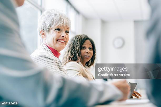 business-team-meeting - chancengleichheit stock-fotos und bilder