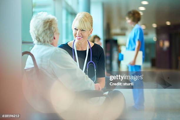 è in buone mani - assistenza ambulatoriale foto e immagini stock