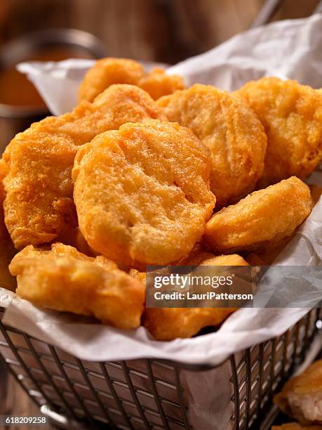 チキンナゲットのバスケット と甘酸味 - chicken nuggets ストックフォトと画像