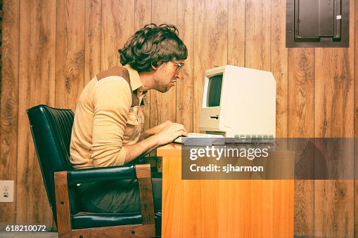 Lustige Nerdy Mann suchen intensiv auf Vintage-Computer Lustige Nerdy Mann suchen intensiv auf Vintage-Computer