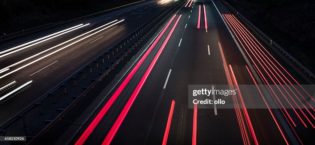 Autobahn in der Dämmerung - Langzeitbelichtung