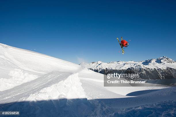 ski jumper doing a flip - salto con gli sci foto e immagini stock