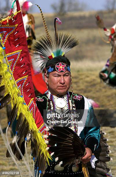 Canadian Native Men Indian Costume Men Photos and Premium High Res Pictures - Getty Images