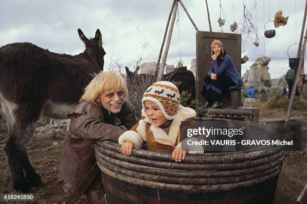 Klaus Kinski, his wife Geneviève Minhoi and their young son Nikolai Kinski, on the set of the 1978 French film La Chanson de Roland , directed by...