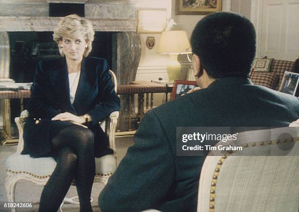 Martin Bashir interviews Princess Diana in Kensington Palace for the television program Panorama.