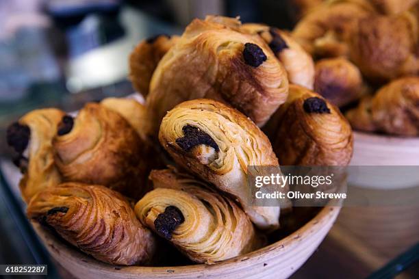 chocolate croissants - croissant viennoiserie stock-fotos und bilder