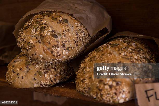 seed bread - graine de citrouille photos et images de collection