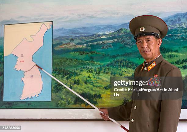 Colonel showing a map of the wall, Dmz, Panmunjom, North korea, Nachrichtenfoto