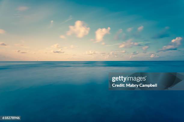 an oil well off the texas coast in the gulf of mexico - golf van mexico stockfoto's en -beelden