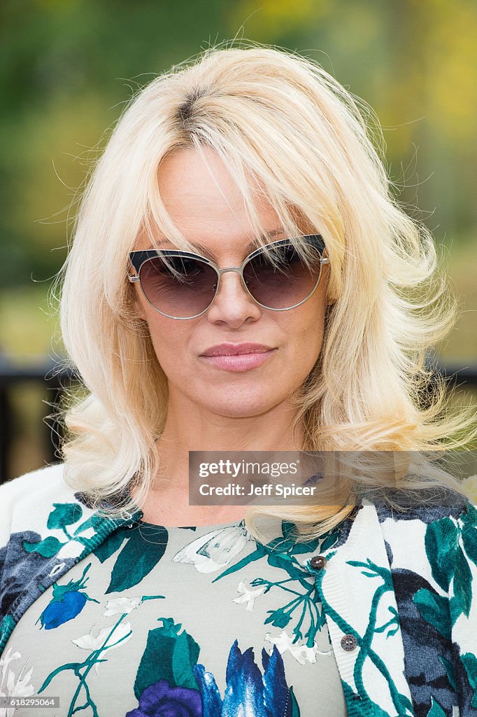 Pamela Anderson Joins PETA To Promote Vegan Food