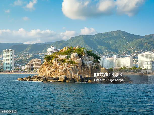 view of acapulco bay, mexico - guerrero méxico del sur fotografías e imágenes de stock