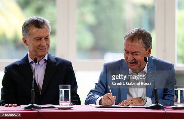 Juan Schiaretti Governor of Argentina signs an agreement during a press conference to announce the return of ANSES' social security funds to...