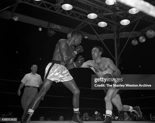 Carmen Basilio delivers a right punch to the body of Sugar Ray Robinson. Carmen Basilio would go on to win the middleweight title in the 15 round...