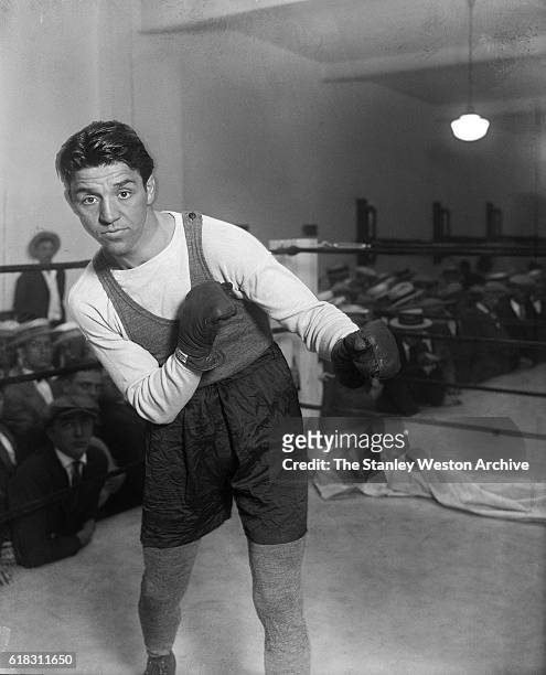 Boxer Sammy Mandell who was the world lightweight boxing champion in 1926 poses for the camera, circa 1926.