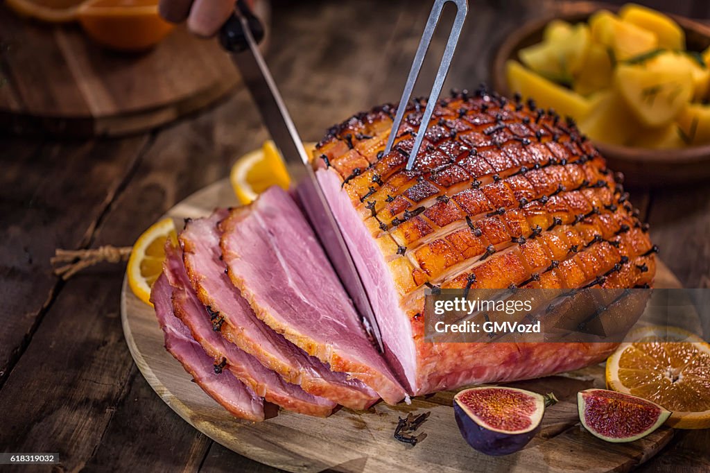 Sculpture de jambon de vacances glacé avec des clous de girofle