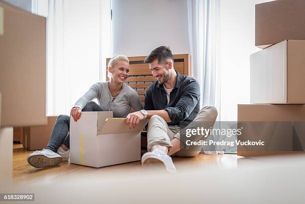 couple inside their new home - huurhuis stockfoto's en -beelden