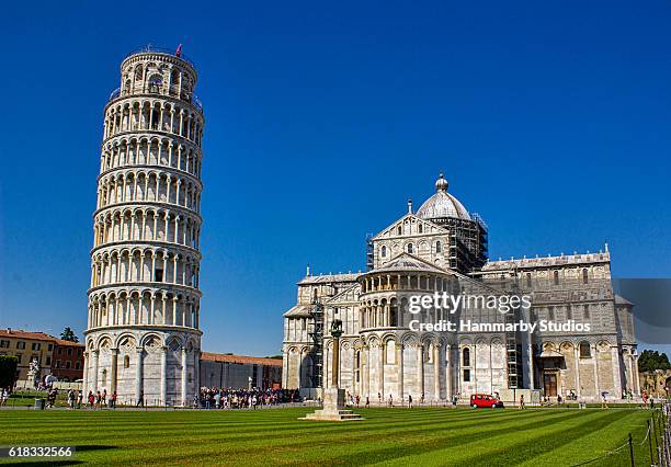 der schiefe turm von pisa in italien - leaning tower of pisa stock-fotos und bilder