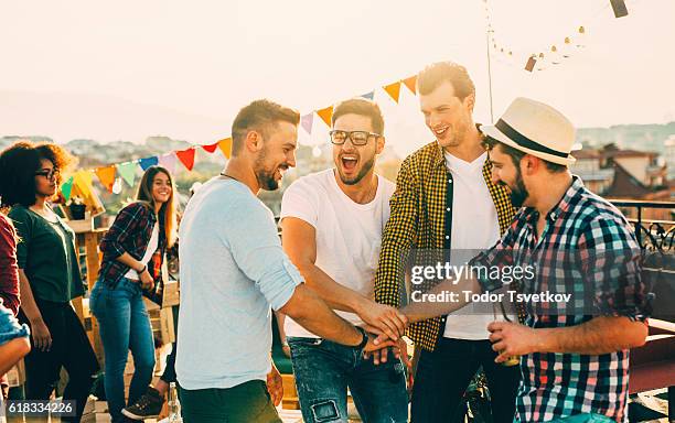 beste freunde auf einer party - firmen sommerfest stock-fotos und bilder
