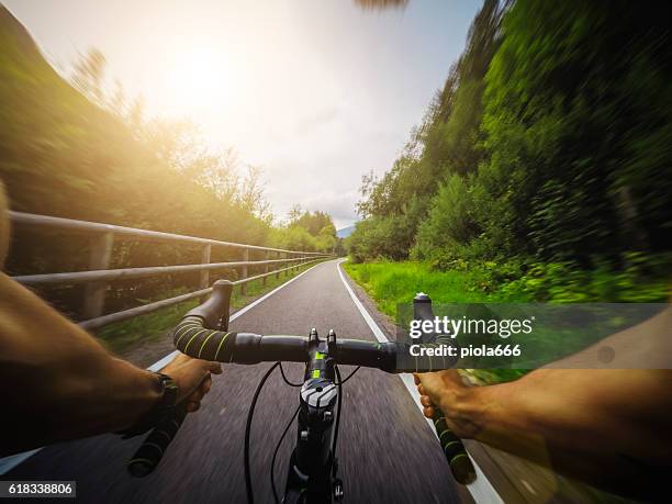 bicicleta de carreras pov montar a caballo - manillar fotografías e imágenes de stock