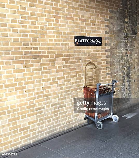 bahnsteig neun und drei viertel am bahnhof king es cross, london - harry potter kunstwerkname stock-fotos und bilder