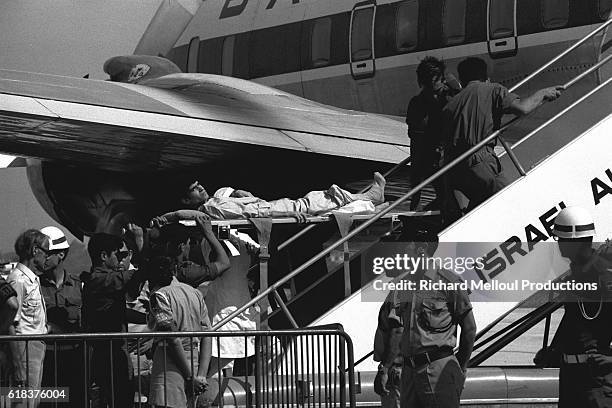 Embarquement pour Damas des prisonniers syriens à bord d'un DC6 de Balair Croix Rouge, à Tel Aviv, le 2 juin 1974.