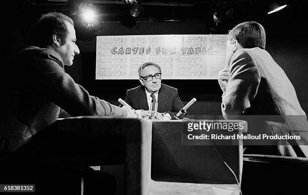 Journalists Jean-Pierre Elkabbach and Alain Duhamel interview former American Secretary of State Henry Kissinger on the French television show Cartes...