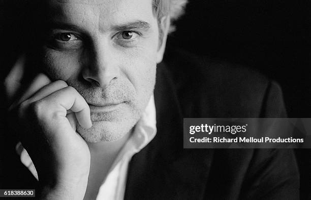 French actor, director, and screenwriter Jacques Weber puts his hand to his face in Paris. In 1990, he is starring in a one-man show.