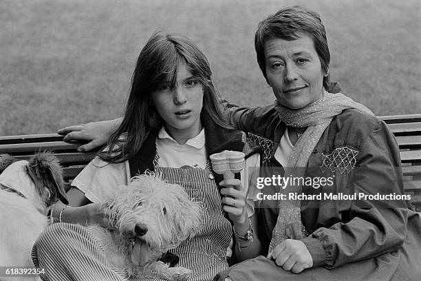 French actresses Eléonore Klarwein and Annie Girardot on the set of La Cle sur la porte written and directed by Yves Boisset.