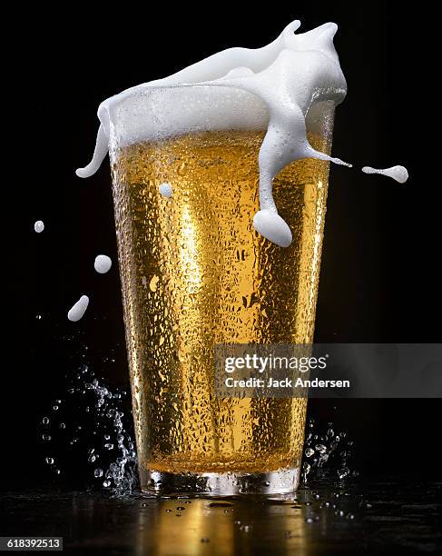 beer splash - beer glass stock-fotos und bilder