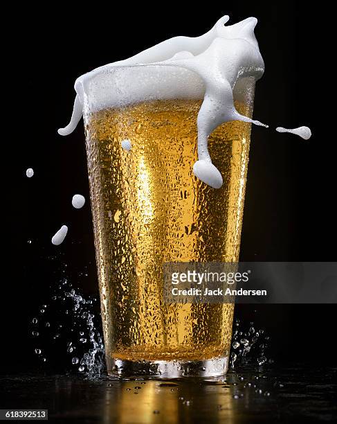 beer splash - beer glass fotografías e imágenes de stock