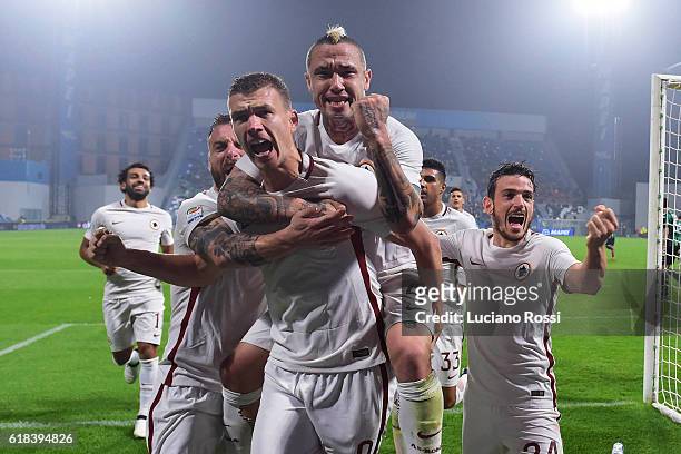 Roma players celebrates after second goal scored by Edin Dzeko during the Serie A match between US Sassuolo and AS Roma at Mapei Stadium - Citta' del...