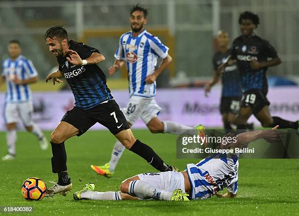 Marco D'Alessandro of Atalanta BC and Hugo Campagnaro of Pescara Calcio in action during the Serie A match between Pescara Calcio and Atalanta BC at...