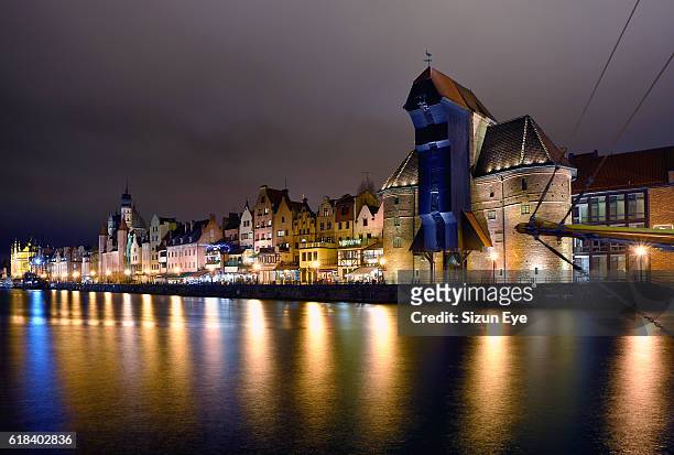 old crane (stary zuraw) and historical houses in the old town of gdansk at night, poland. - stary night stock pictures, royalty-free photos & images