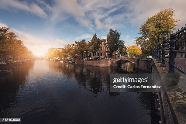 amsterdam canals - amsterdam sunrise stockfoto's en -beelden