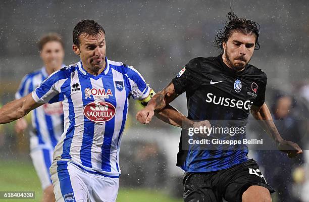 Hugo Campagnaro of Pescara Calcio and Alberto Paloschi of Atalanta BC in action during the Serie A match between Pescara Calcio and Atalanta BC at...