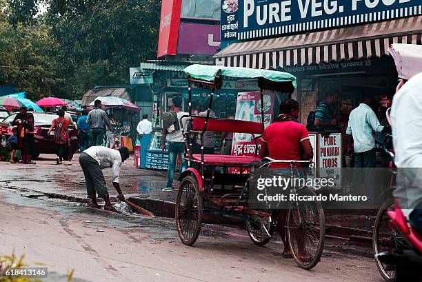 new delhi rickshaw - delhi street stock pictures, royalty-free photos & images