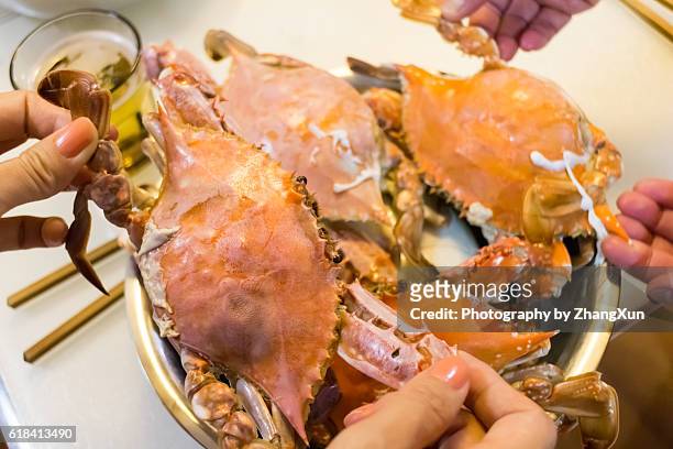 streamed blue crab are ready to eat, qingdao, shandong, china. - crab pot stockfoto's en -beelden