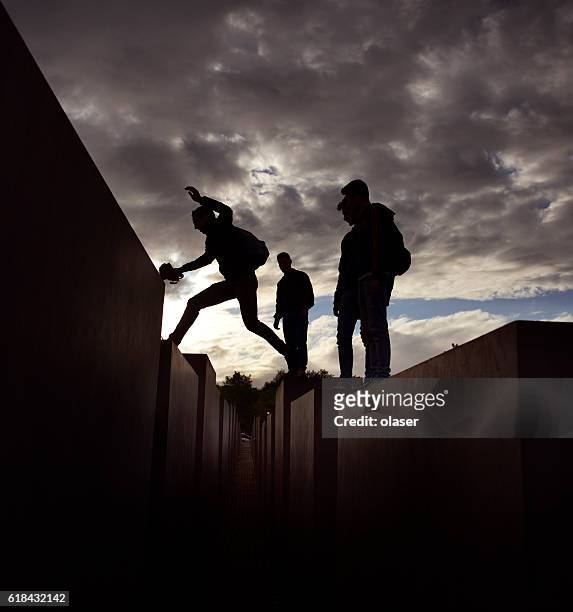 holocaust memorial berlin - holocaust memorial stock pictures, royalty-free photos & images