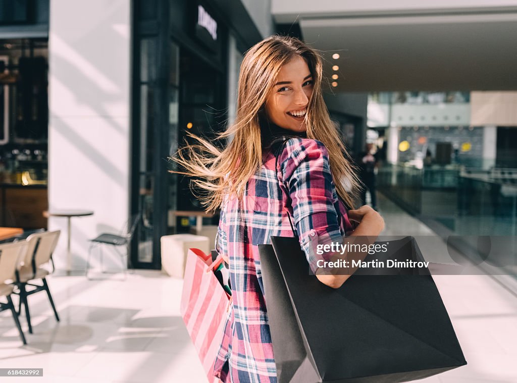 Mujer disfrutando del fin de semana en el centro comercial